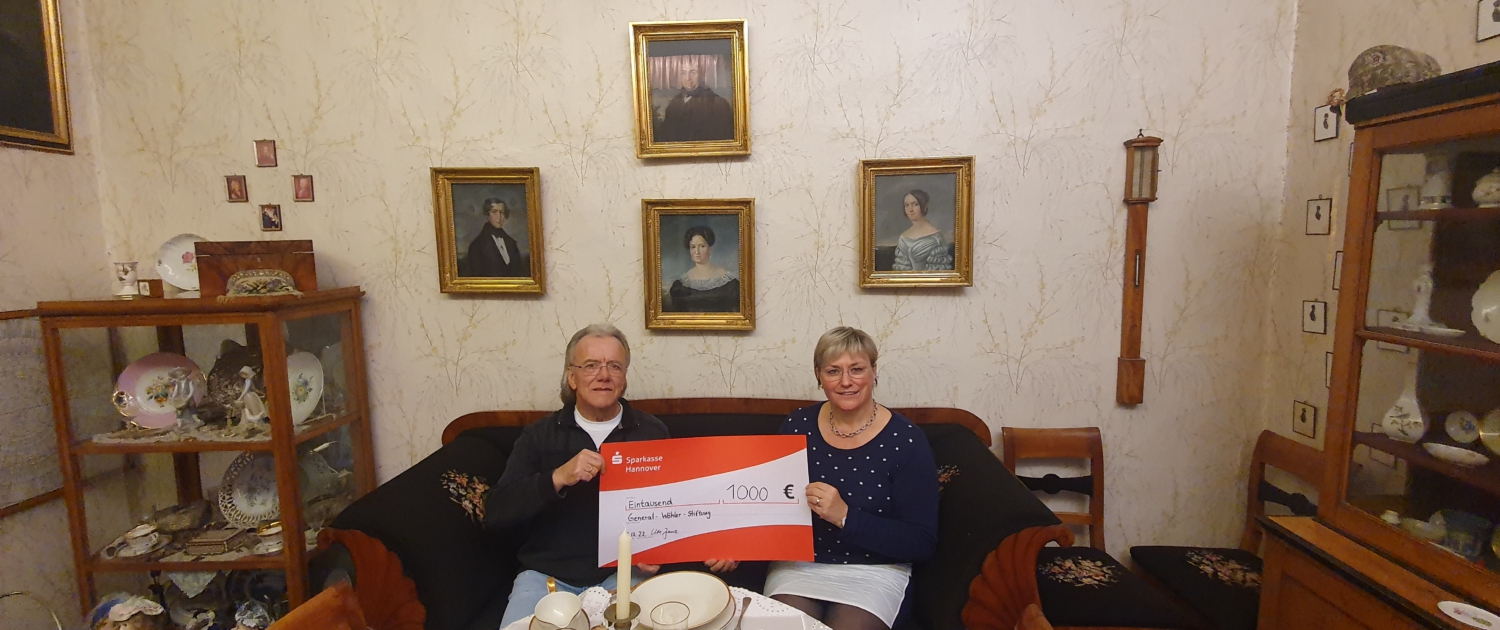 Spendenübergabe der Ambulanten Pflege Janz an den Vorsitzenden der Wöhler-Stiftung Jürgen Veth 